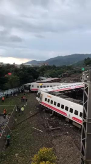 ▲網友PO出普悠瑪翻出事故照，列車出軌車廂傾倒。（圖／翻攝臉書,  2018.10.21）