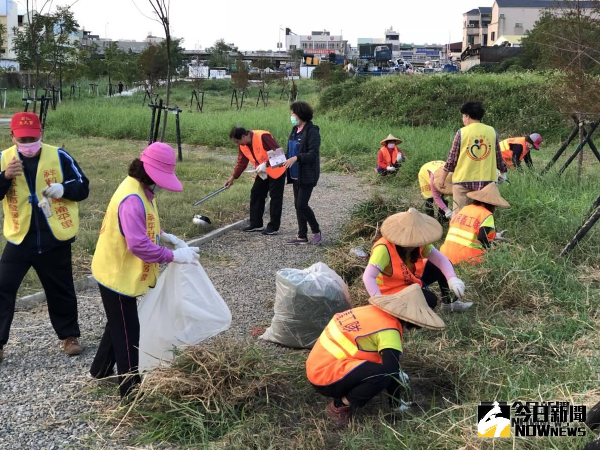 ▲彰化縣長魏明谷為社區環保志工加油打氣，也貼心提醒社區環保志工在清掃過程當中要注意安全。（圖／記者陳雅芳攝，2018.10.21)