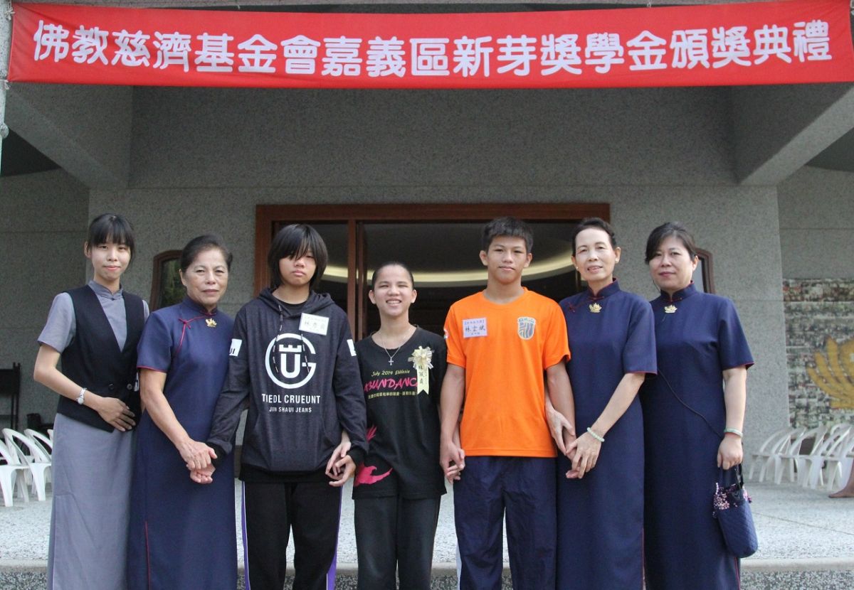 ▲林佩貞(中)獲慈濟基金會頒發新芽獎。（圖/記者 鍾 聲 翻攝，2018.10.21）