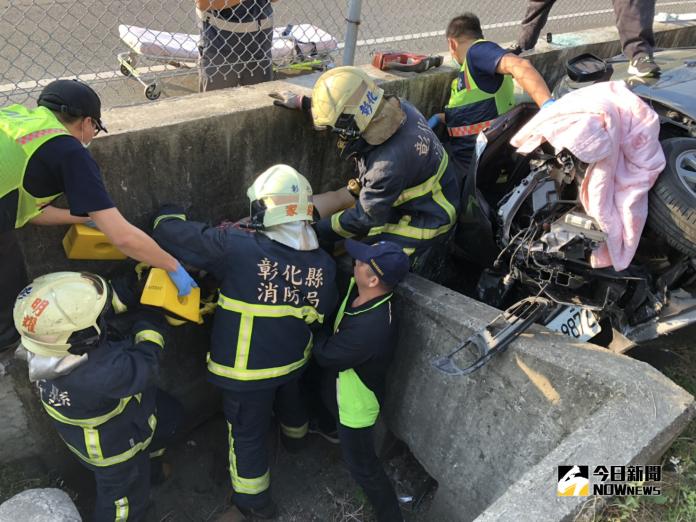 影／國道彰化路段轎車衝往邊坡　4名乘客受困獲救
