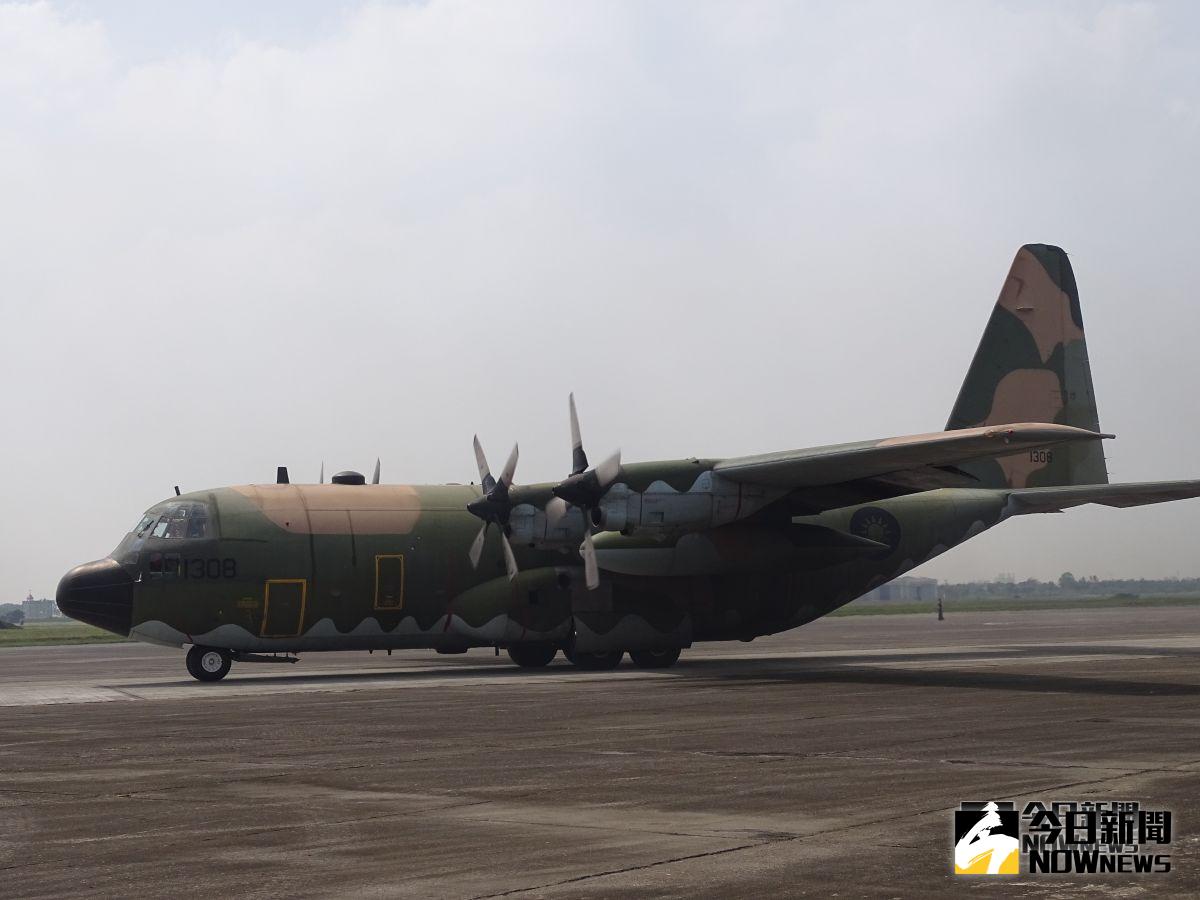 ▲因應普悠瑪翻覆事故，空軍第六聯隊完成C-130運輸機整備，可配合交通部所提需求，執行人員疏運任務。（圖／記者呂炯昌攝）