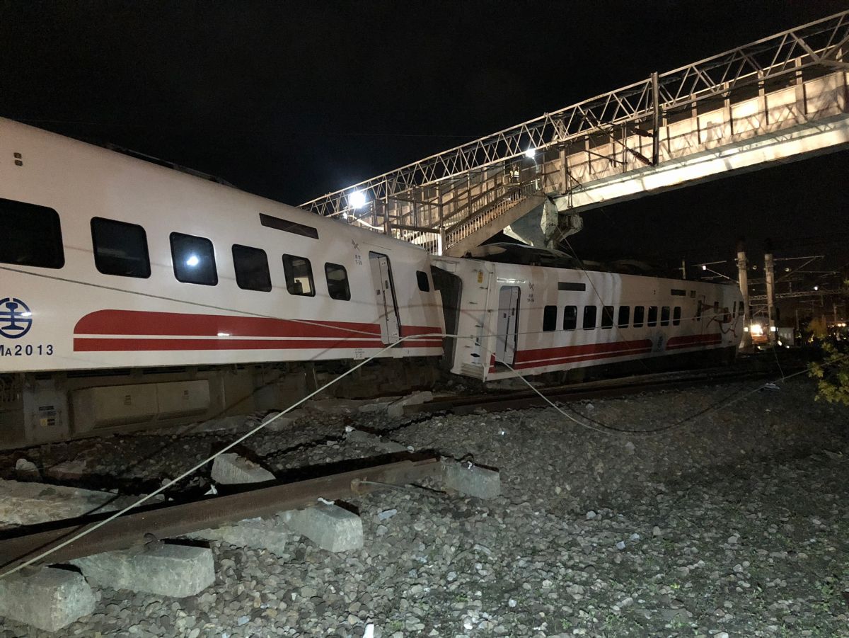 ▲台鐵普悠瑪列車21日在蘇澳翻車出軌，造成多人死傷，行政院長賴清德前往探視。（圖／記者陳志仁攝）