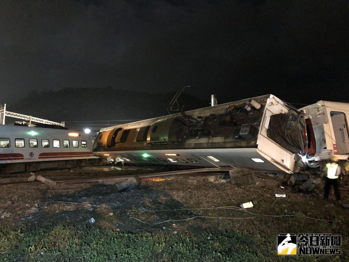▲普悠瑪車廂翻覆，車體嚴重變形。（圖／陳志仁攝2018.10.22）