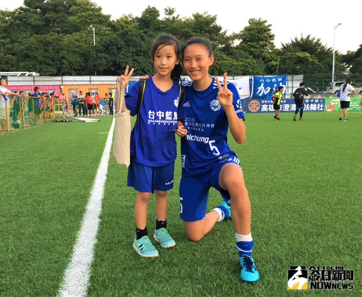 ▲台中藍鯨前鋒包欣玄賽後親切幫小球迷簽名。（圖／鍾東穎攝,2018.10.20）