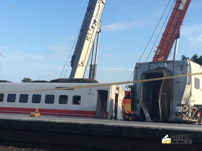 ▲台鐵翻覆普悠瑪列車車廂，22日上午陸續用大型吊臂將車廂扶正。（圖／記者陳志仁攝, 2018.10.22）