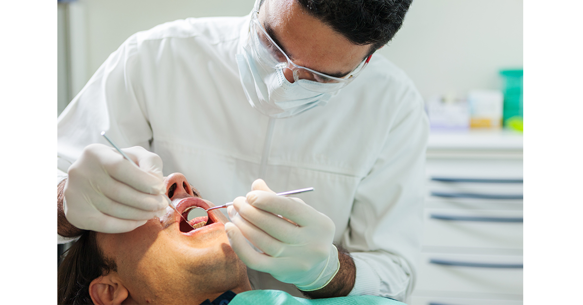 ▲在擁有較充裕時間的條件下，改選傳統單顆植牙，缺1顆植1顆的方式，視情況進行補骨，雖然費時較久，但咬合穩定和使用年限相對更長久。（圖／ingimage）