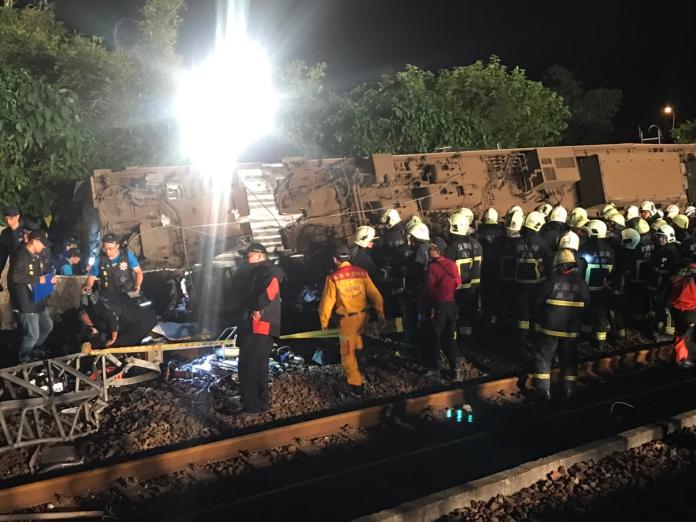 ▲台鐵普悠瑪列車21日在蘇澳翻車出軌，造成多人死傷，軍警消連夜搶救。（圖 / 基隆市消防局提供）