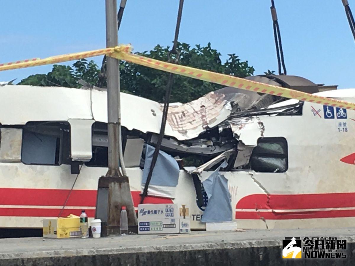▲普悠瑪翻覆列車。（圖／記者陳志仁攝, 2018.10.22）