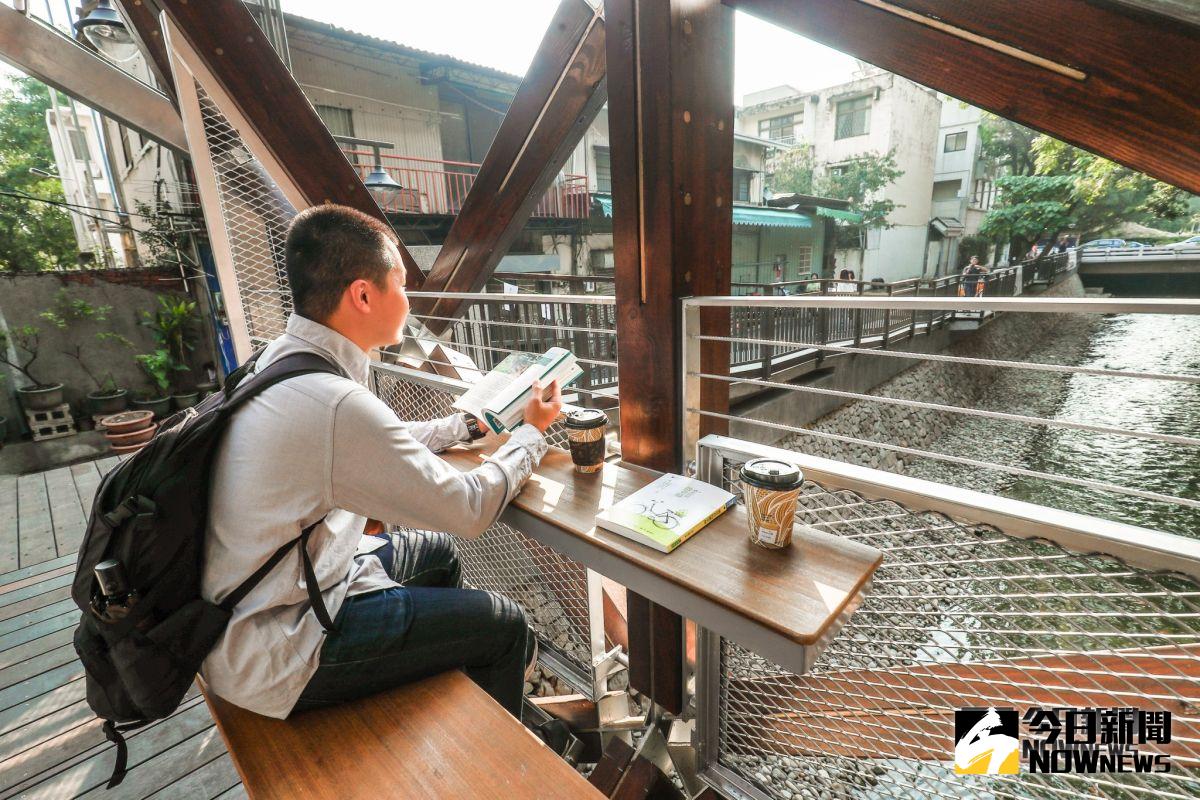 綠川第二期工程進度已達98%，河道上打造「書屋橋」，營造悠閒文藝水岸空間(圖／柳榮俊攝2018.10.22)