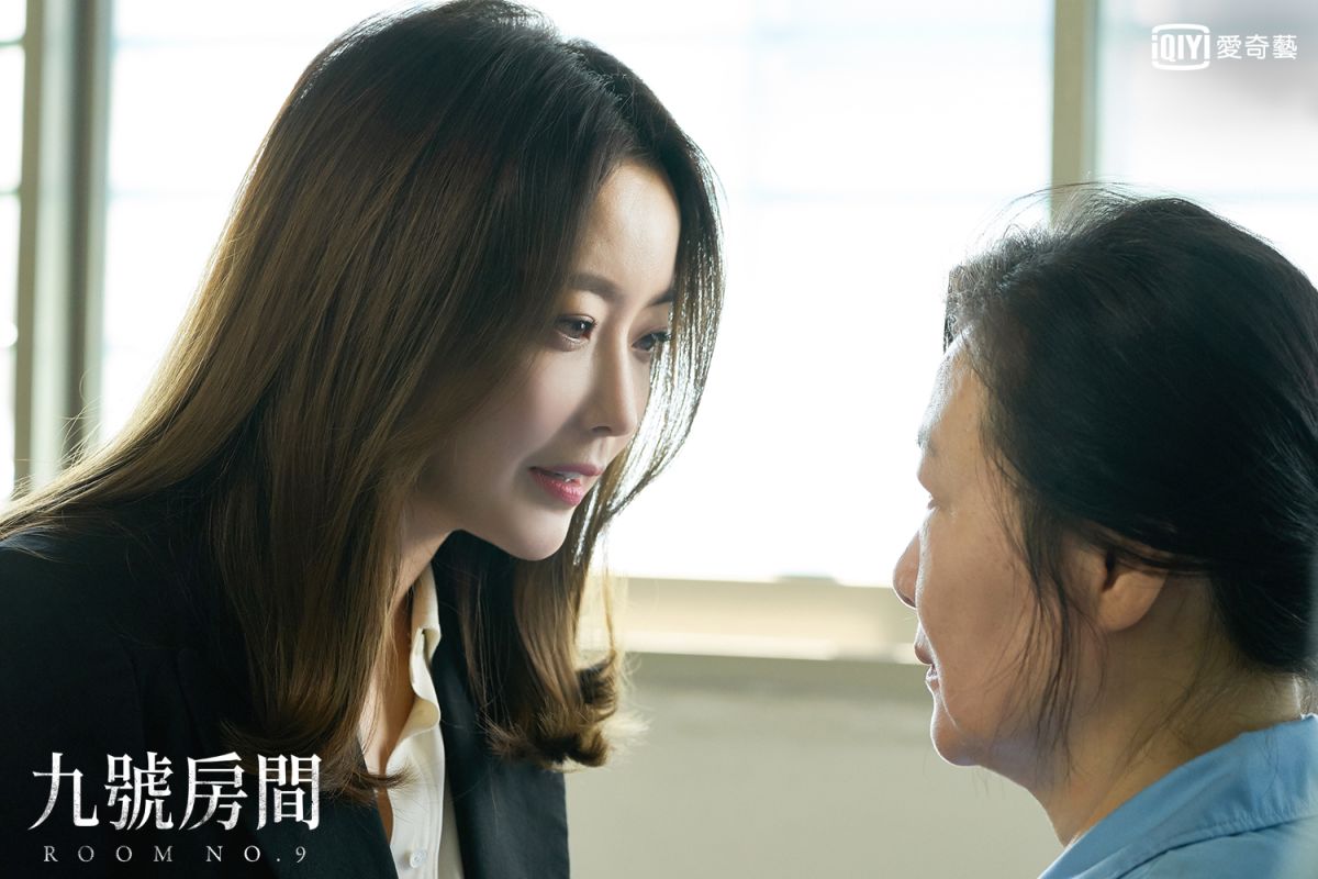 ▲透過高智商思維的編劇手筆，給了《九號房間》一個劇力萬鈞又環環相扣的故事結構，給了金海淑（右）、金喜善兩個傑出女演員恣意揮灑、登鋒造極的人設層次。（圖／愛奇藝提供）