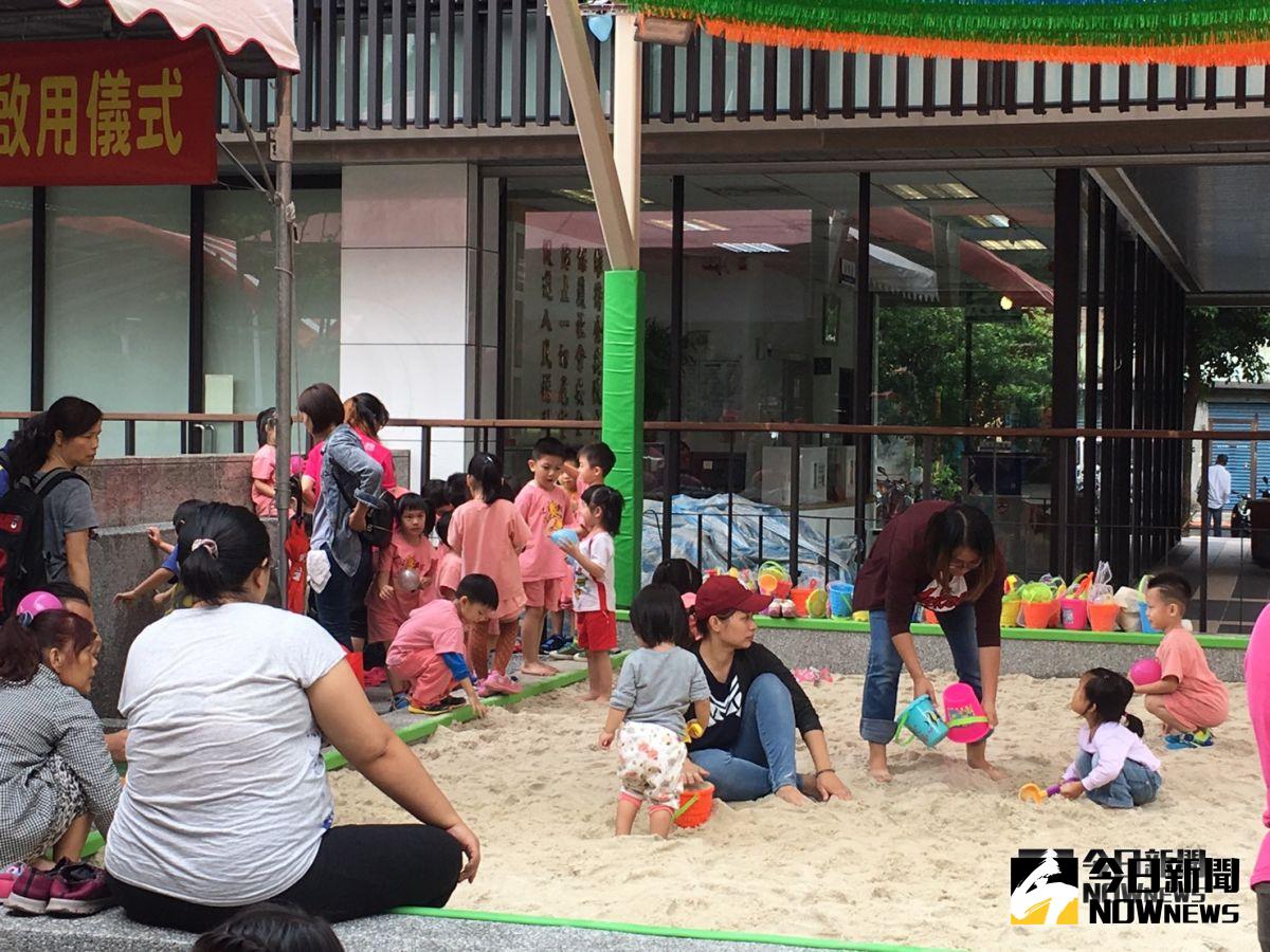▲石雕公園內的彩虹兒童沙坑遊戲區，深受家長與孩童的喜愛。（圖／記者陳志仁攝，2018.10.23）