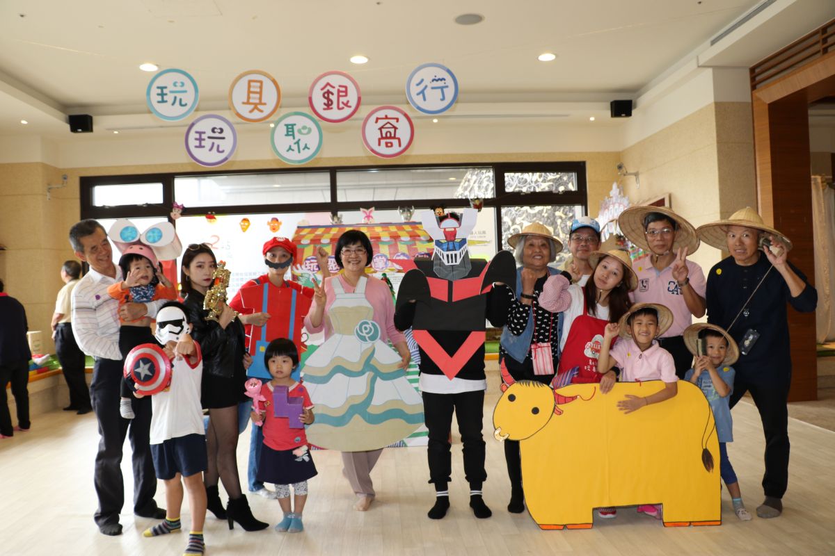 ▲新北「玩聚窩」舉辦「玩具時光機」特展，展出每個時代不同的玩具。（圖／新北市社會局提供）

