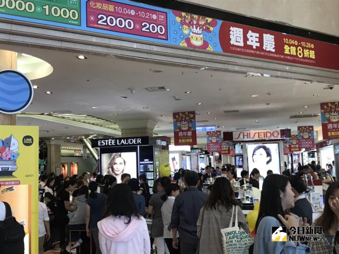 新光三越台南中山店22週年慶，首日即湧入大批人潮
