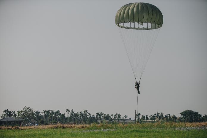 陸軍特戰官兵23日搭乘黑鷹直升機實施跳傘訓練。（圖／軍聞社提供, 2018.10.23）