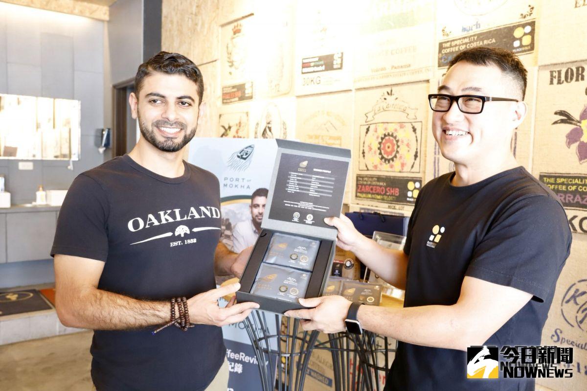 ▲為了再創葉門咖啡榮耀，莫克塔(左）巡迴世界，台灣僅造訪歐克佬，與執行長王信鈞惺惺相惜（圖／記者金武鳳攝，2018.10.23)