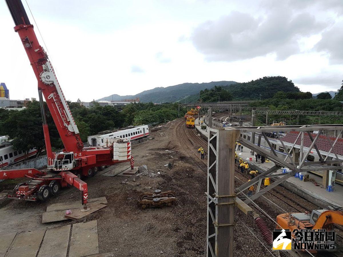 ▲台鐵趕工修復普悠瑪列車翻覆現場。（圖／記者李清貴攝,2018.10.23)