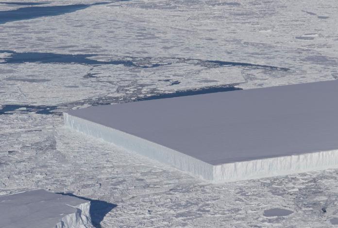 ▲南極出現外表十分方正的冰山，引發許多網友臆測，不過科學家則表示，這是自然現象所產生。（圖／翻攝自 NASA ICE）