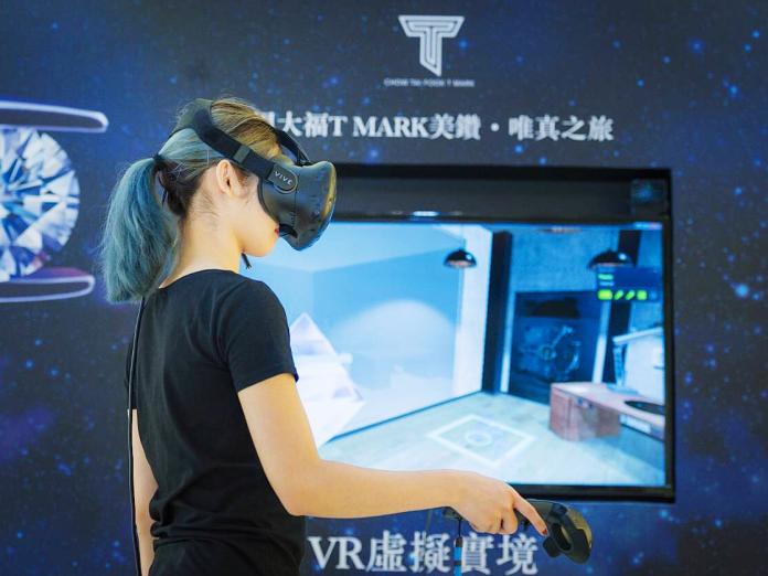 ▲高雄夢時代一樓「周大福T MARK美鑽･唯真之旅」展覽，民眾可透過「VR虛擬實境體驗」的高科技互動，探索美鑽開採過程。（圖／記者陳美嘉翻攝 ）