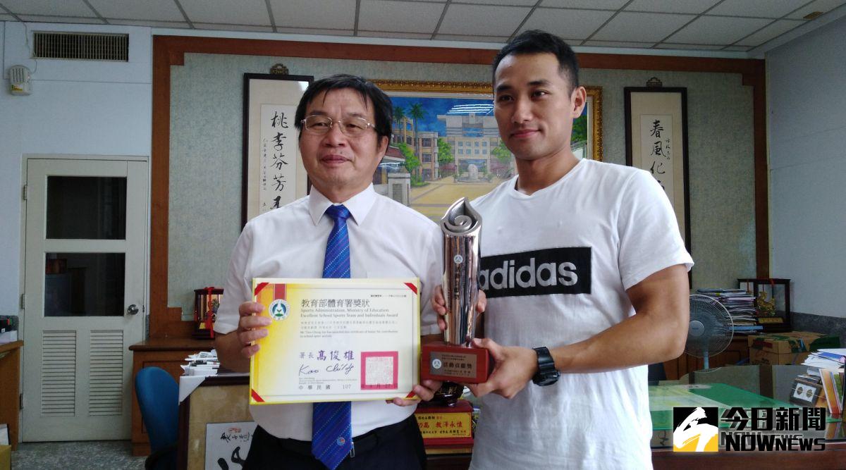 ▲北港高中體育教師林典澄榮獲學校體育界最高榮譽，和校長傅國樑合影。（圖／記者洪佳伶攝，2018.10.24）
