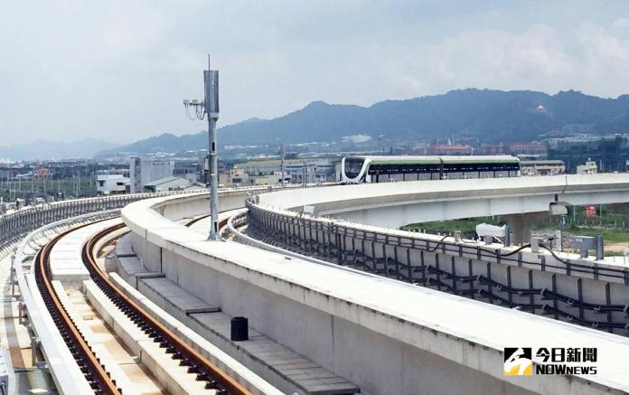 ▲交通局長王義川帶領市府人員進行捷運綠線全線視察，自北屯機場總站搭乘電聯車一路行駛至台中高鐵站(圖／交通局提供2018.10.24)