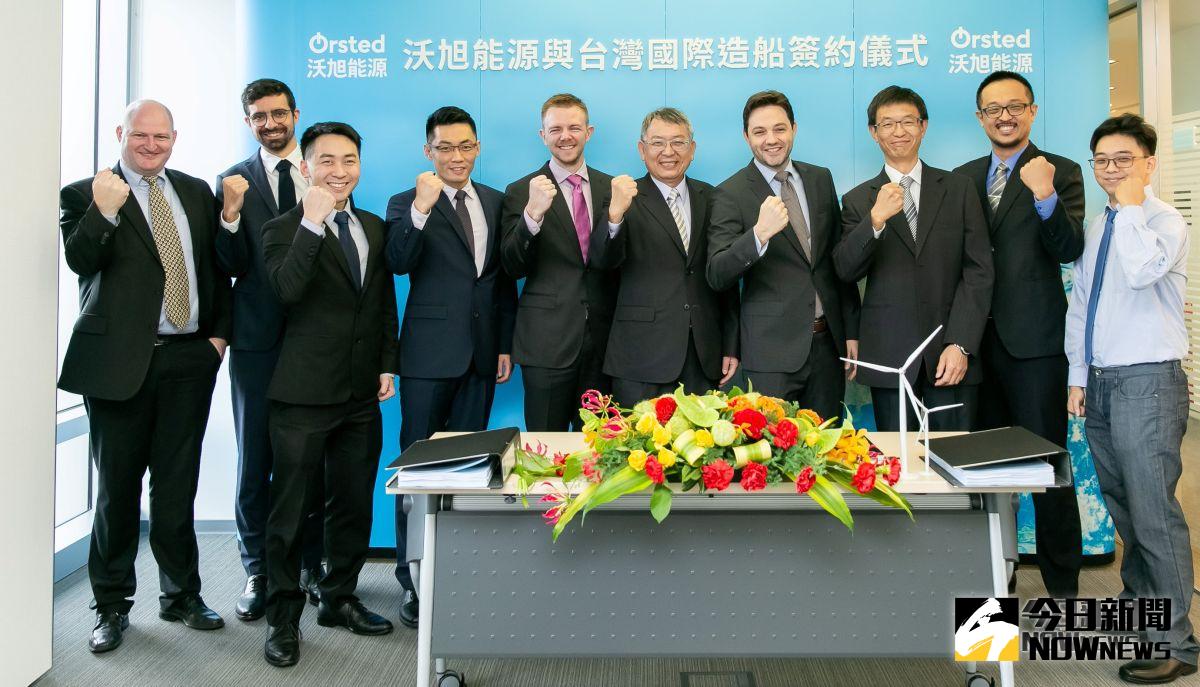 ▲台灣國際造船公司總經理曾國正(右5)與沃旭能源公司(Orsted)共同簽署水下基礎基樁(pin-pile)製造合約。(圖／記者黃守作攝，2018.10.24)