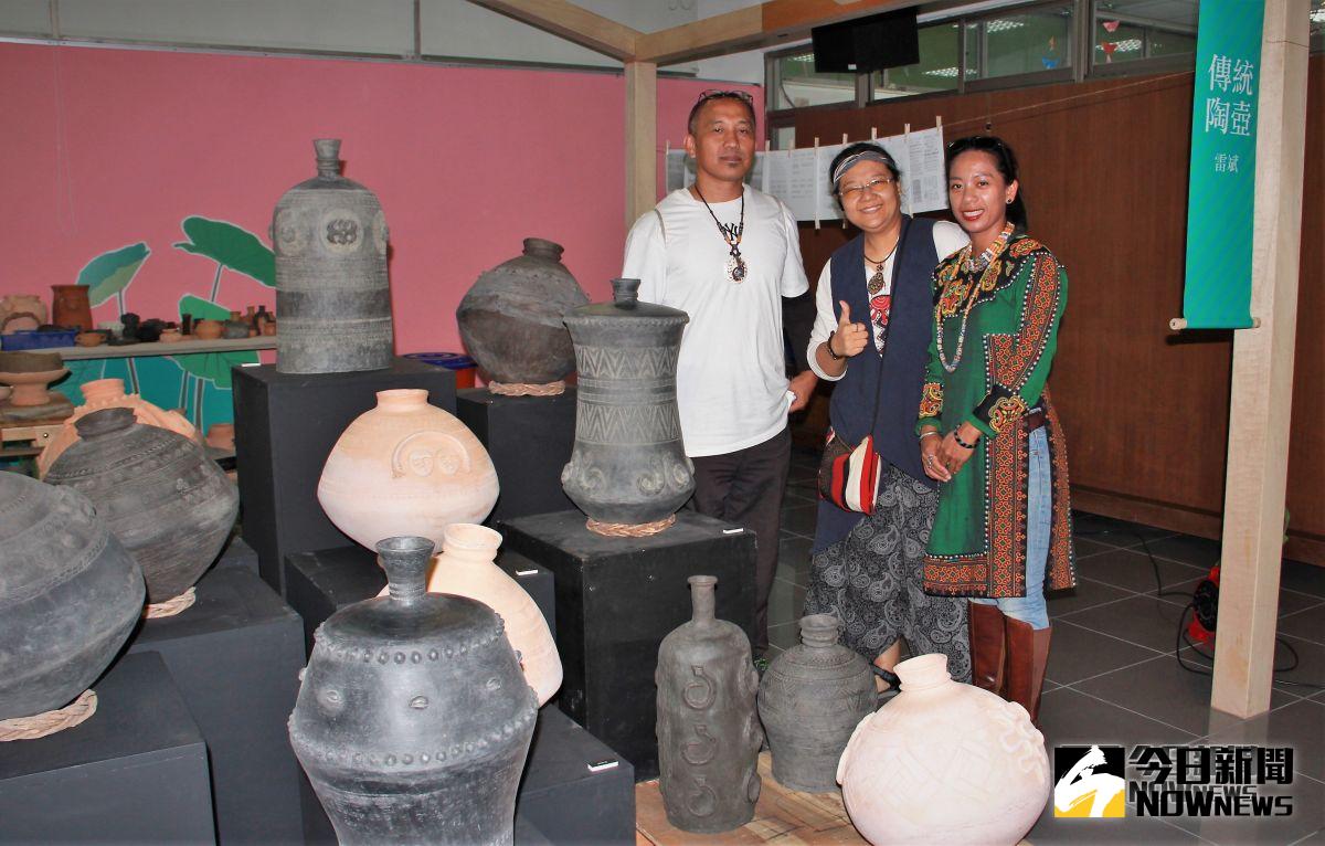 ▲雷斌老師(後)與學員的陶器製作課程成果展示。（圖／記者陳宗傑攝,2018,10,24）