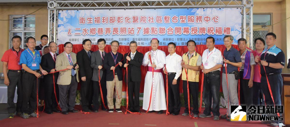 ▲副總統陳建仁為二水鄉社區整合型服務中心及7處巷弄長照站開幕及授牌，並和老人家一起用餐，他跟著長者一起排隊打菜，親切地和長者話家常。（圖／記者陳雅芳攝，2018.10.24)