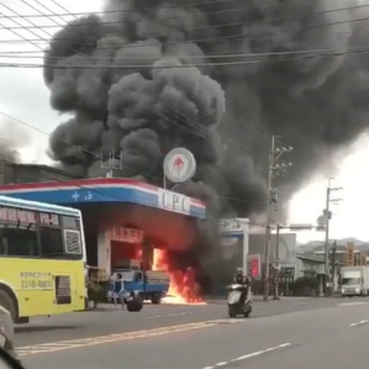 ▲新店區安康一處加油站下午2點多發生火災。（圖／翻攝洪姓網友提供,  2018.10.24）