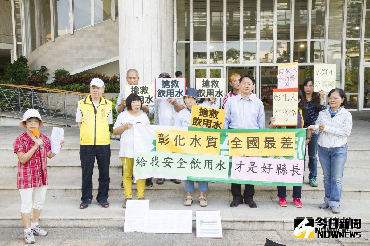 ▲彰化縣的自來水飲用水質全國最差，環團在強烈批判尚未簽署承諾書的縣長候選人，並同時公布已經簽署承諾書的候選人。（圖／記者陳雅芳攝，2018.10.24)