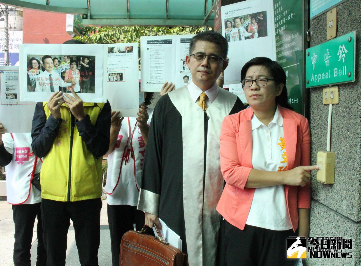 ▲無黨籍彰化縣長候選人黃文玲到彰化地檢署按鈴申告國民黨彰化縣長候選人王惠美以及縣議員候選人劉惠娟，認為她們散播不實謠言，涉嫌違反選罷法第104條意圖使人不當選。（圖／記者陳雅芳攝，2018.10.24)