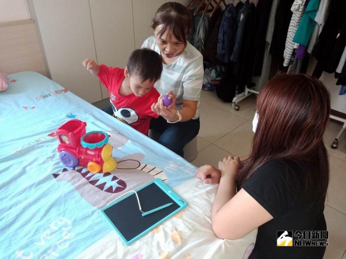 ▲ 治療師示範站在床邊可進行的活動。（圖／記者許高祥攝，2018.10.25）