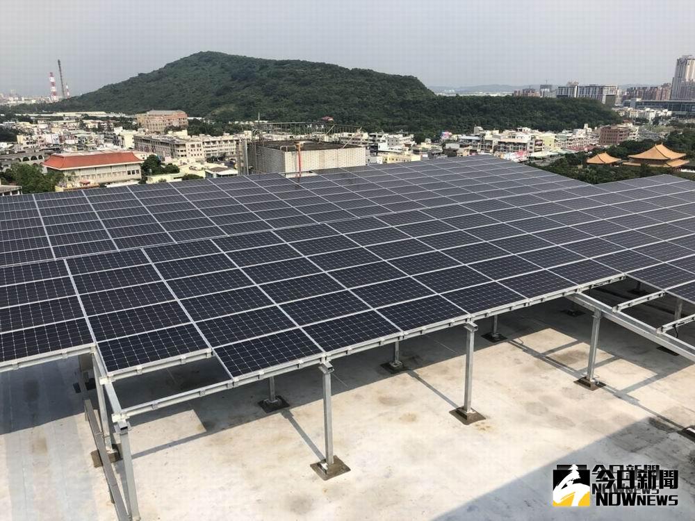 ▲左營區公所推再生能源，在屋頂「種」電吸綠能源。（圖／記者許高祥攝，2018.10.25）