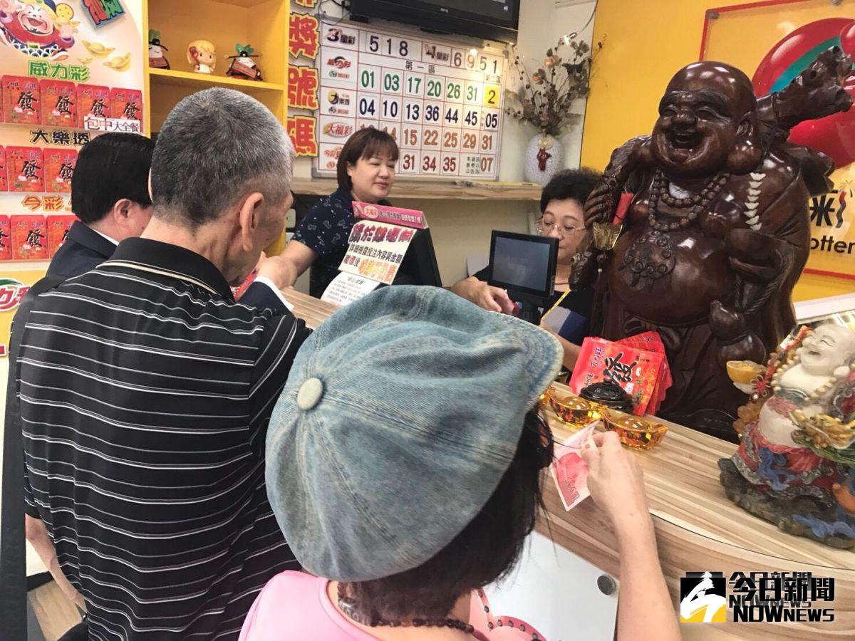 ▲威力彩頭獎連續44期摃龜，10月25日晚間開獎的威力彩頭獎上看11.6億元，不僅是今年首個破10億元超級頭獎，若1注獨得，更將創今年單注最高獎金紀錄。（圖／記者顏真真攝）