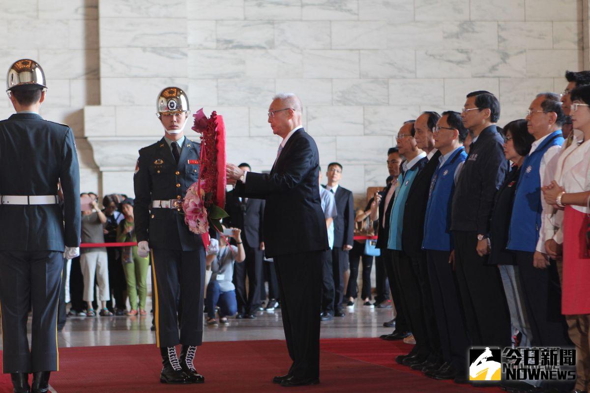 國民黨主席吳敦義25日率黨務一級主管、中常委等人至中正紀念堂向故總統蔣中正獻花致意。（圖／記者葉滕騏攝,2018.10.25）