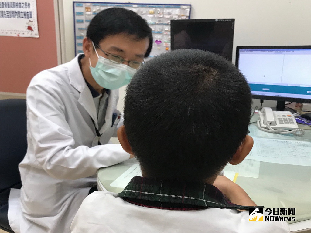 ▲家中有面臨有肥胖的兒童，需要家長來共同注意小朋友的飲食及運動為小胖看診(圖／記者林重鎣攝2018.10.25)