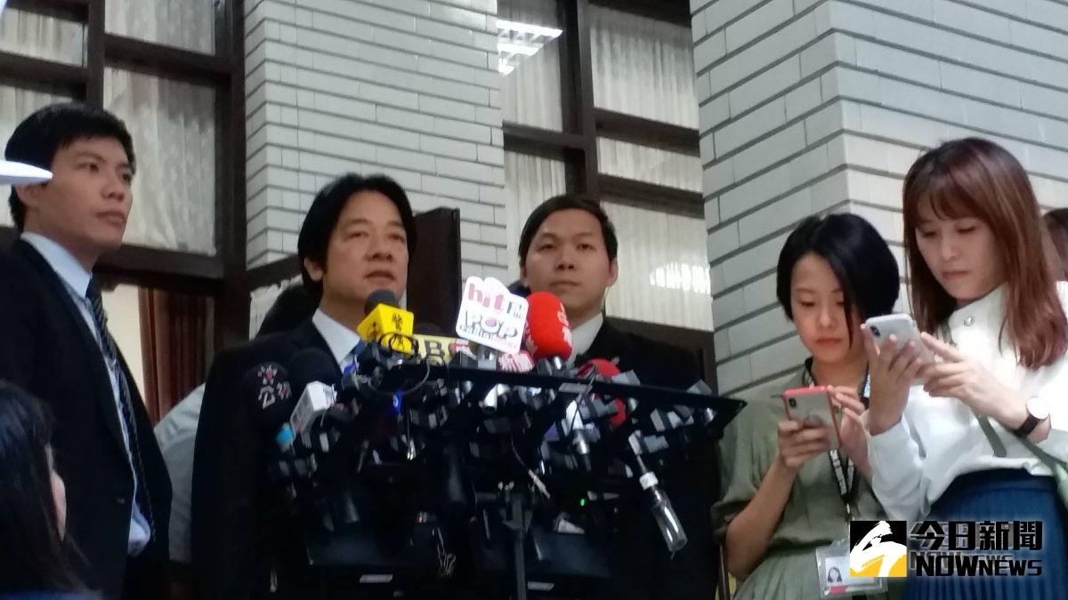 針對普悠瑪翻身事件，台鐵局長鹿潔身請辭獲准，對於交通部長吳宏謀的去留問題，行政院長賴清德26日赴立法院備詢前受訪時表示，等檢討完畢之後再做決定。（圖/記者邱明玉攝,2018.10.26）