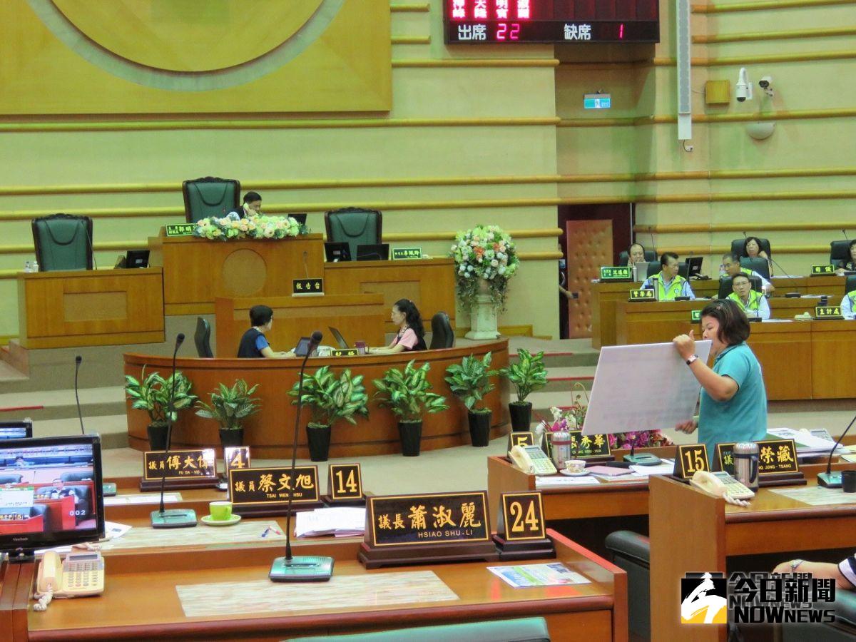 ▲嘉義市議員張秀華對嘉義市政府的清淤數字提出質疑。（圖/記者 鍾 聲 攝，2018.10.26）