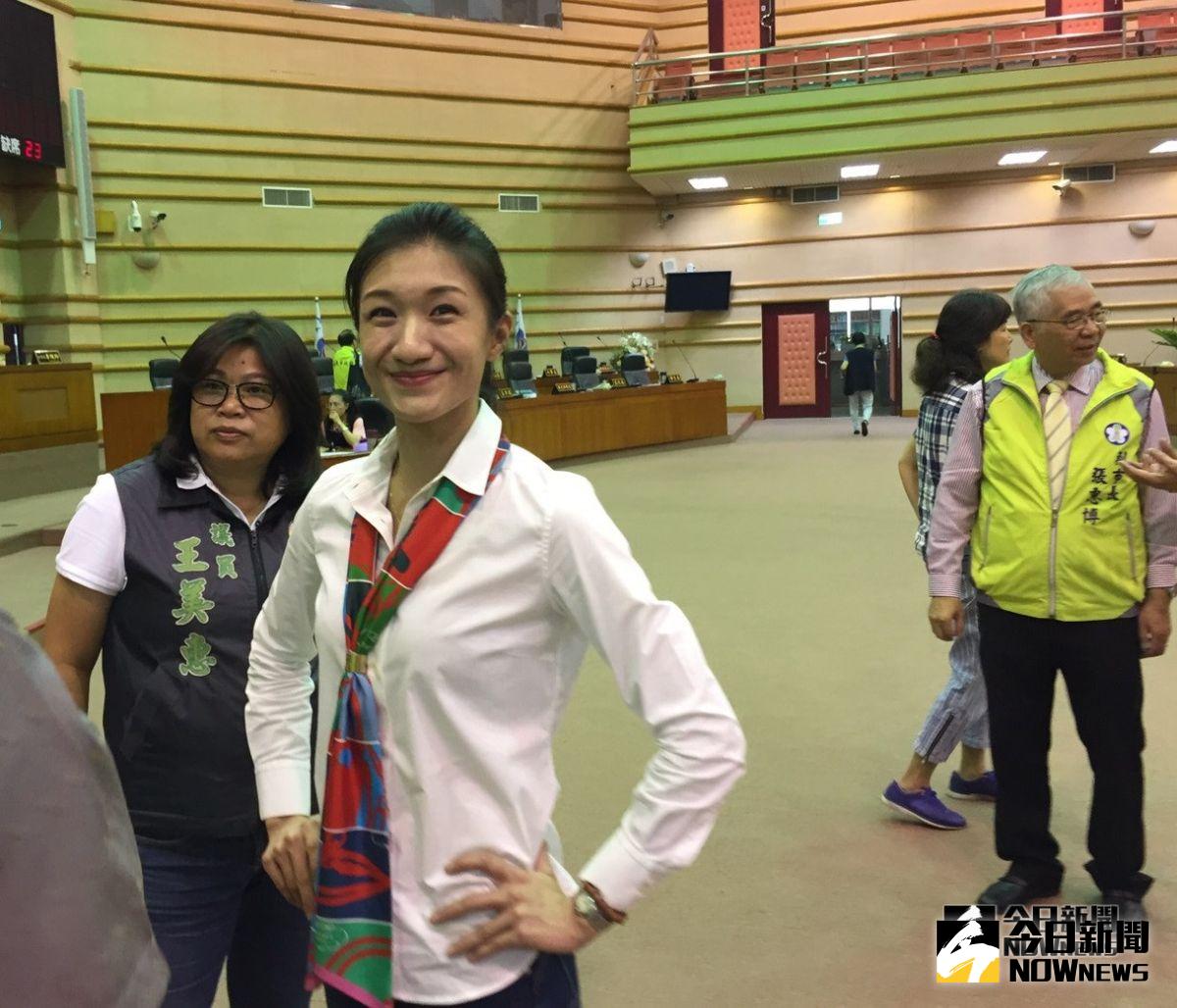 ▲嘉義市議會女議員戴寧(左2)為兒童遊具不安全提質詢。（圖/記者 鍾 聲 攝，2018.10.26）