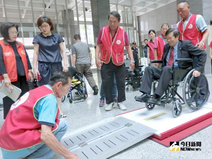▲ 記者會上，副市長楊明州體驗輪椅與斜坡板生活輔具。（圖／記者許高祥攝，2018.10.26）