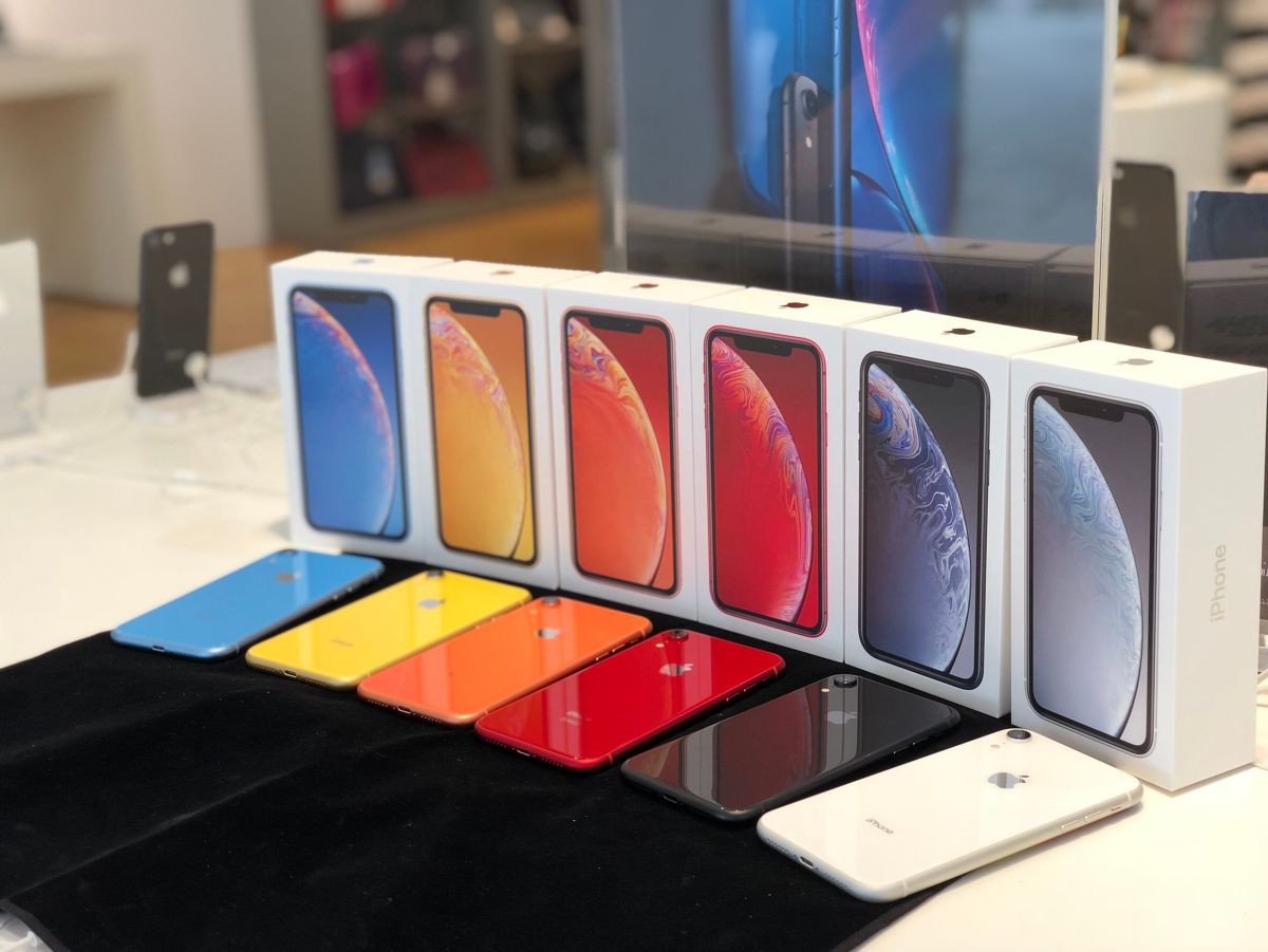 ▲堪稱近年來蘋果系列手機最高 CP 值的 iPhone XR 於今（26）日開賣，市場上各種通路也祭出相當豐富的購機優惠。（圖／STUDIO A提供）