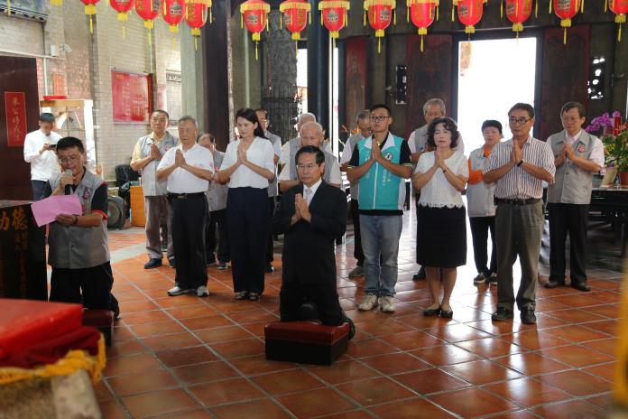 涂醒哲不隨流言起舞，至城隍廟為普悠瑪號傷亡者祈求傷者早日康復、亡者能安息。〔圖／涂醒哲競總提供2018.10.26〕