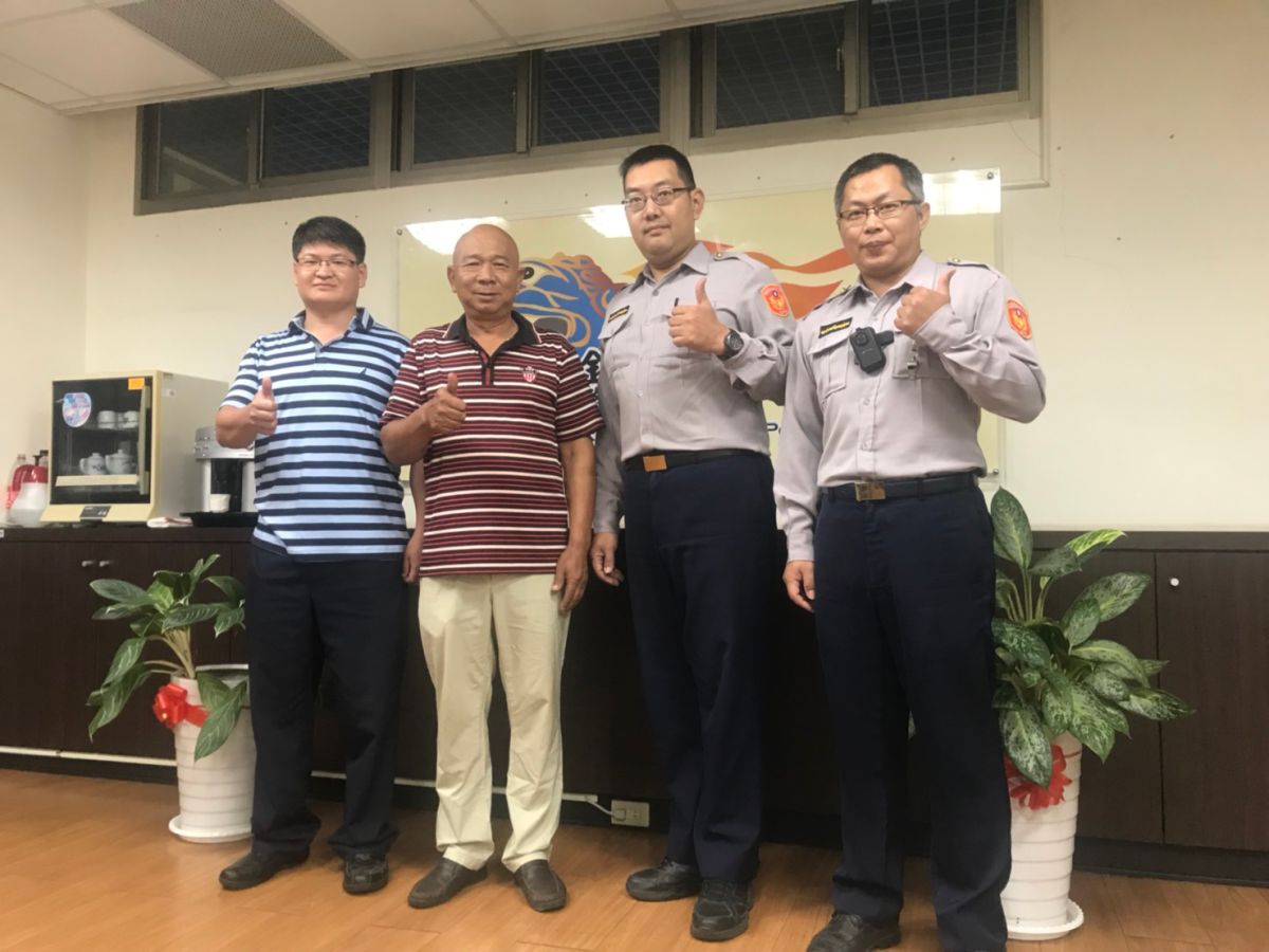 ▲一名陸客遊金門，手機被慣竊騙走，金門警方協助尋回，他特別前往警局致謝。（圖／警方提供, 2018.10.26）