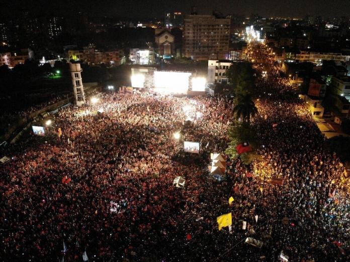 「陸軍」登場！韓國瑜鳳山造勢　3萬支持者擠爆會場
