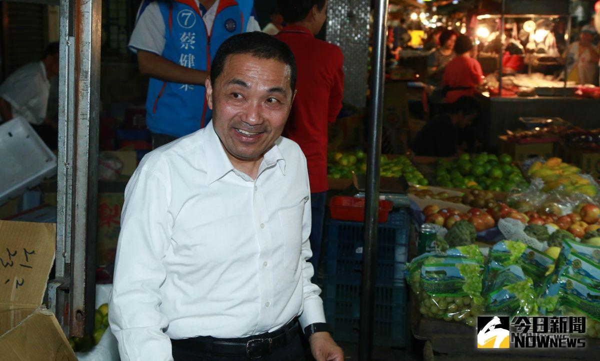 ▲侯友宜到新莊豐年街黃昏市場掃街拜票。（圖／記者葉政勳攝 , 2018.10.26）