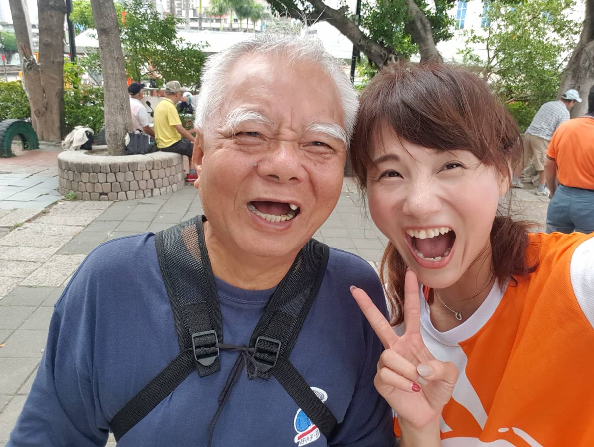 ▲愛笑瑜伽非常適合長輩，利用唱歌玩遊戲等團康方式，讓長輩開心大笑當運動。（圖／新北市愛笑瑜伽協會提供）