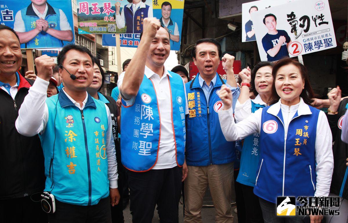 ▲朱立倫今日以「前縣長」的身分陪同國民黨桃園市長候選人陳學聖及黨籍市議員候選人周玉琴、涂權吉前往楊梅區傳統市場掃街拜票。（圖／記者李春台攝, 2018.10.27）