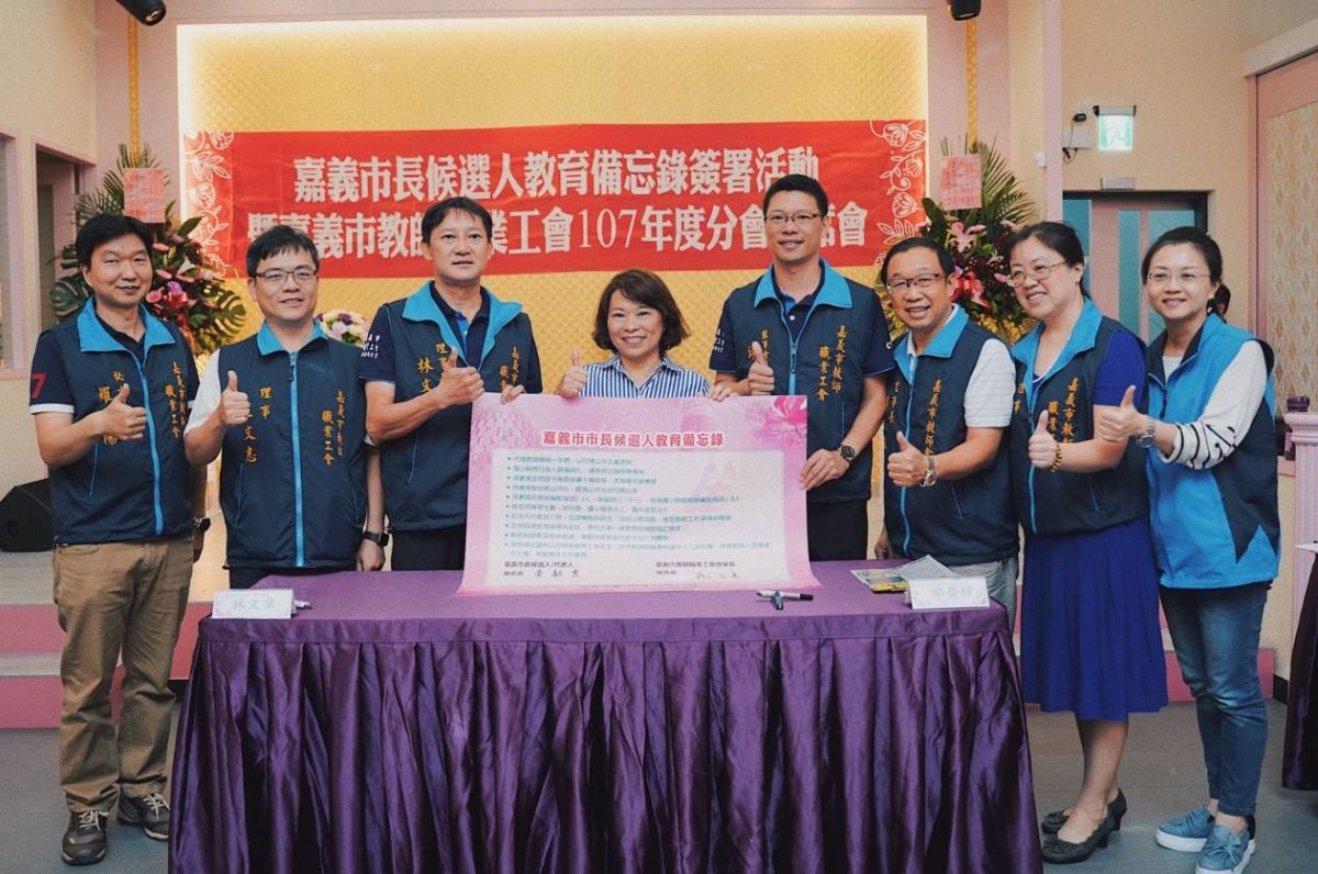 敏惠蒞臨現場發表教育政見並完成簽署，以示對選民的承諾。〔圖／黃敏惠競總提供2018.10.27〕