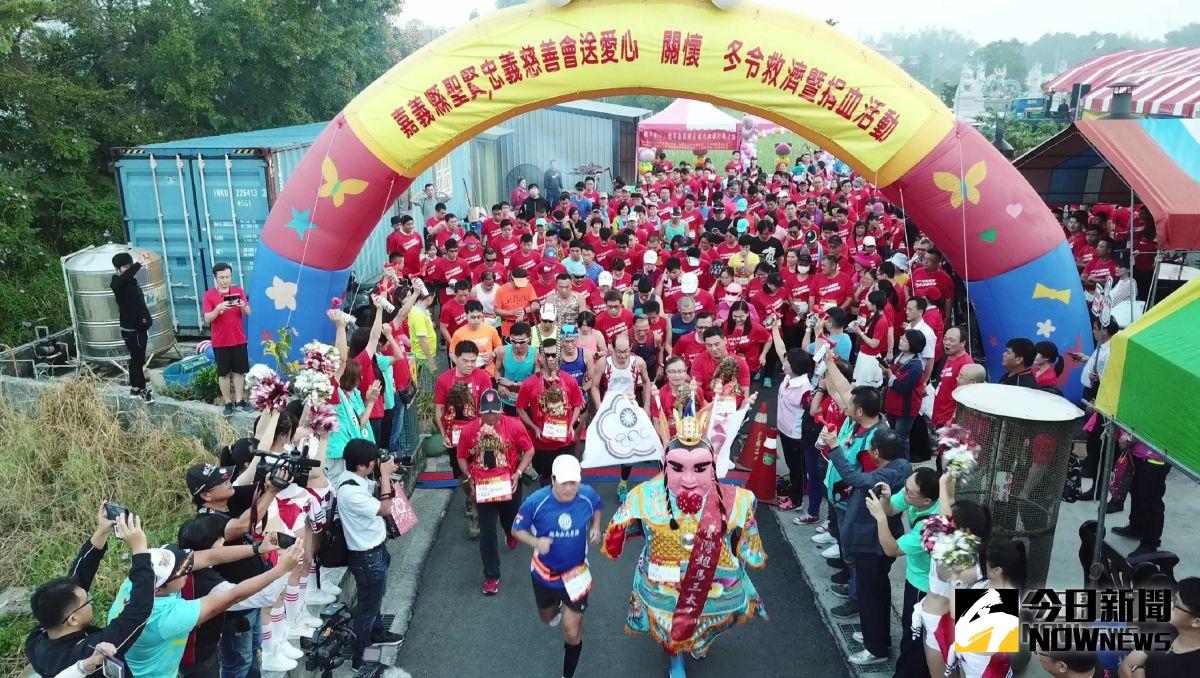 ▲嘉義大林聖賢宮馬拉松開跑，跑者背關公同行，啟跑前為普悠瑪罹難者默哀，為家屬祈福。（圖/記者邱嘉琪攝，2018.10.）