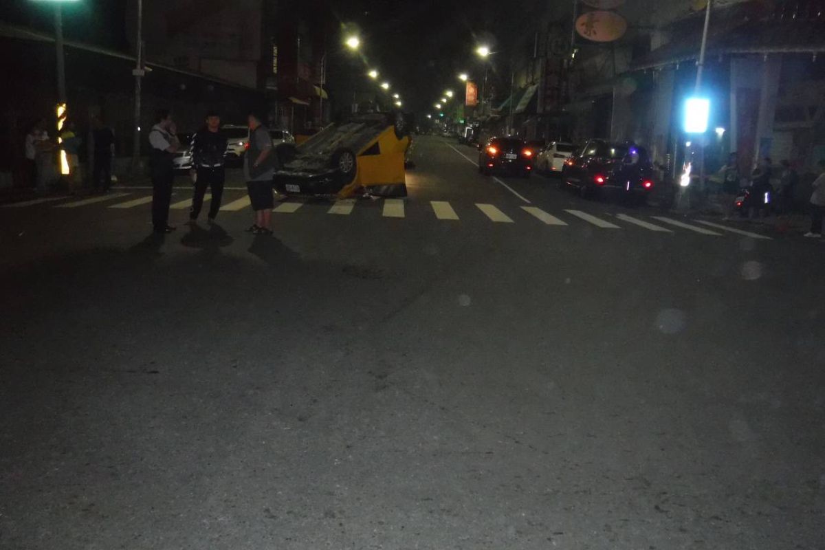 ▲閃燈路口疑未禮讓，小黃被休旅車撞翻，當場四腳朝天。(圖／記者郭凱杰翻攝，2018.10.27)