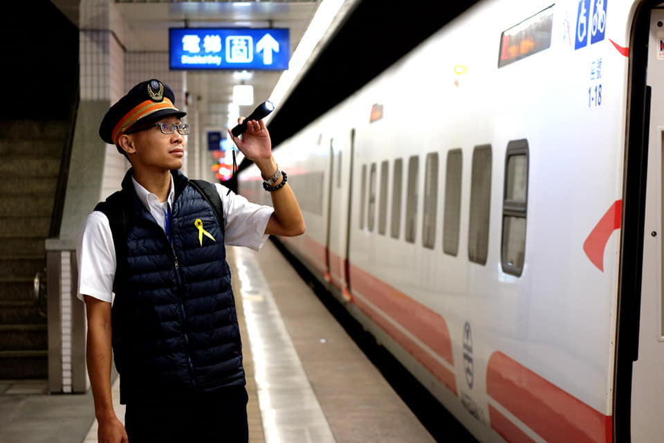 ▲普悠瑪事故罹難者頭七，司機員繫上黃絲帶致哀。（圖／翻攝自臉書「fun臺鐵」, 2018.10.27）